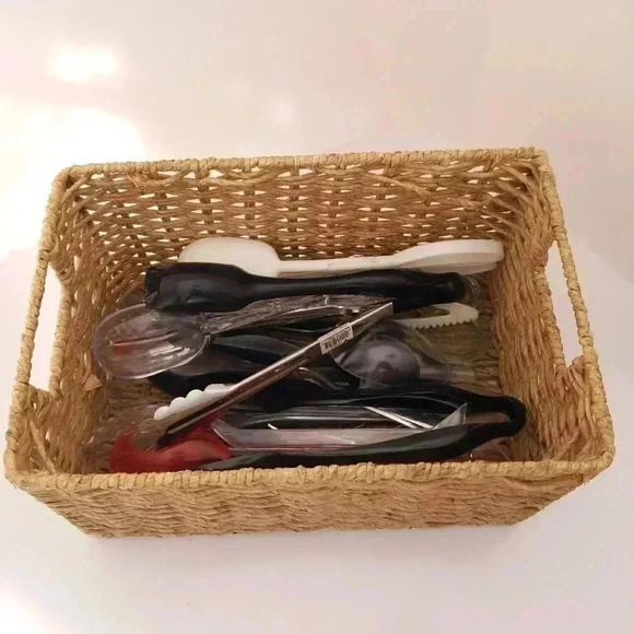 Wicker basket with serving utensils for Salads etc - Picture 1 of 3